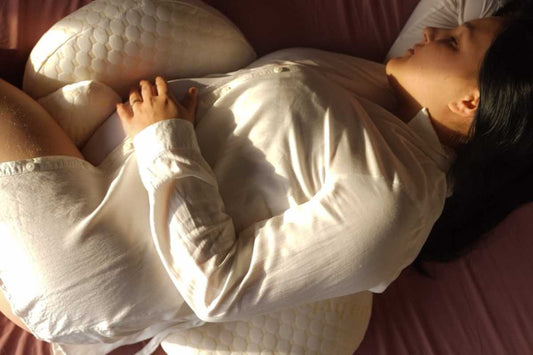 Comment bien s’installer avec un coussin de grossesse ?